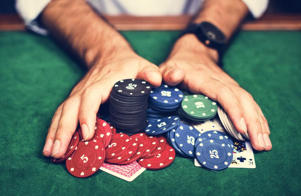 How to make playing poker a good pass time?